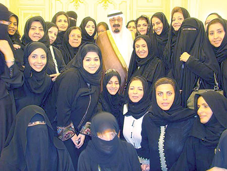 54 % يؤيّدون منح المرأة السعودية مقعداً في مجلس الوزراء